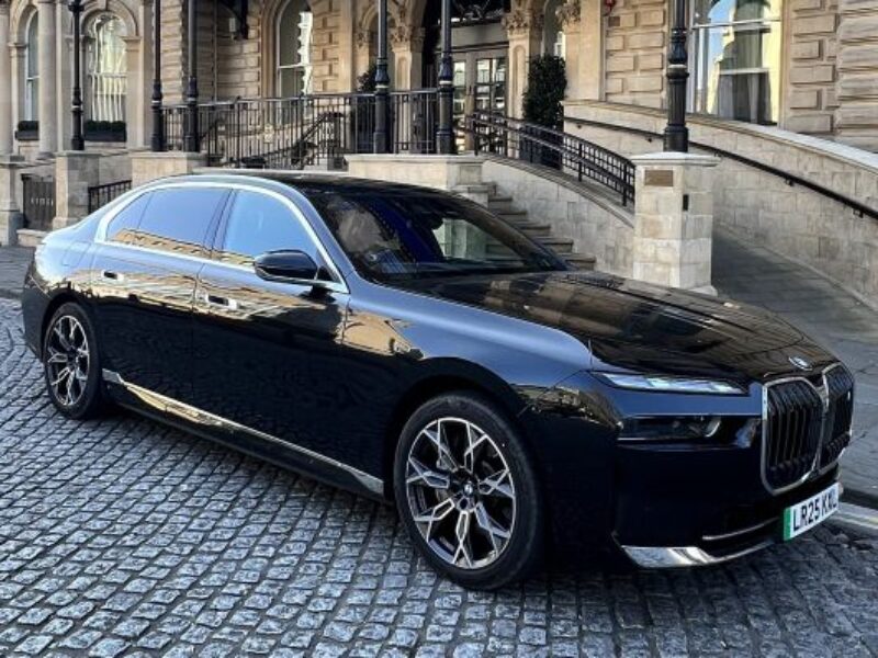 BMW i7 chauffeur car