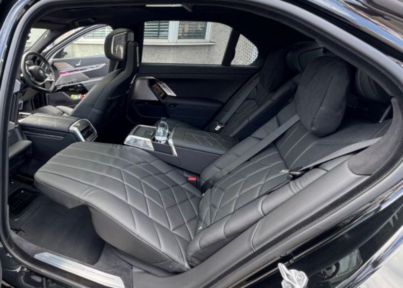 bmw i7 chauffeur car rear leg rest